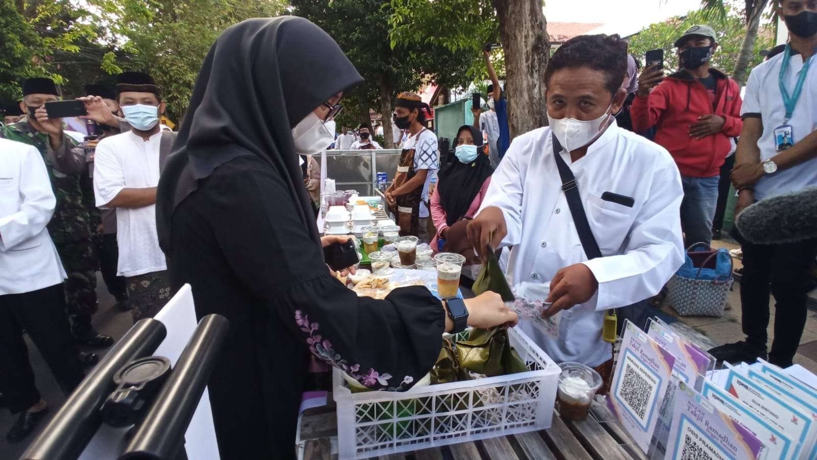 Bupati Banyuwangi Ipuk Fiestiandani membeli takjil di salah satu pedagang pada puasa tahun lalu (Foto: Muh Hujaini/Ngopibareng.id)