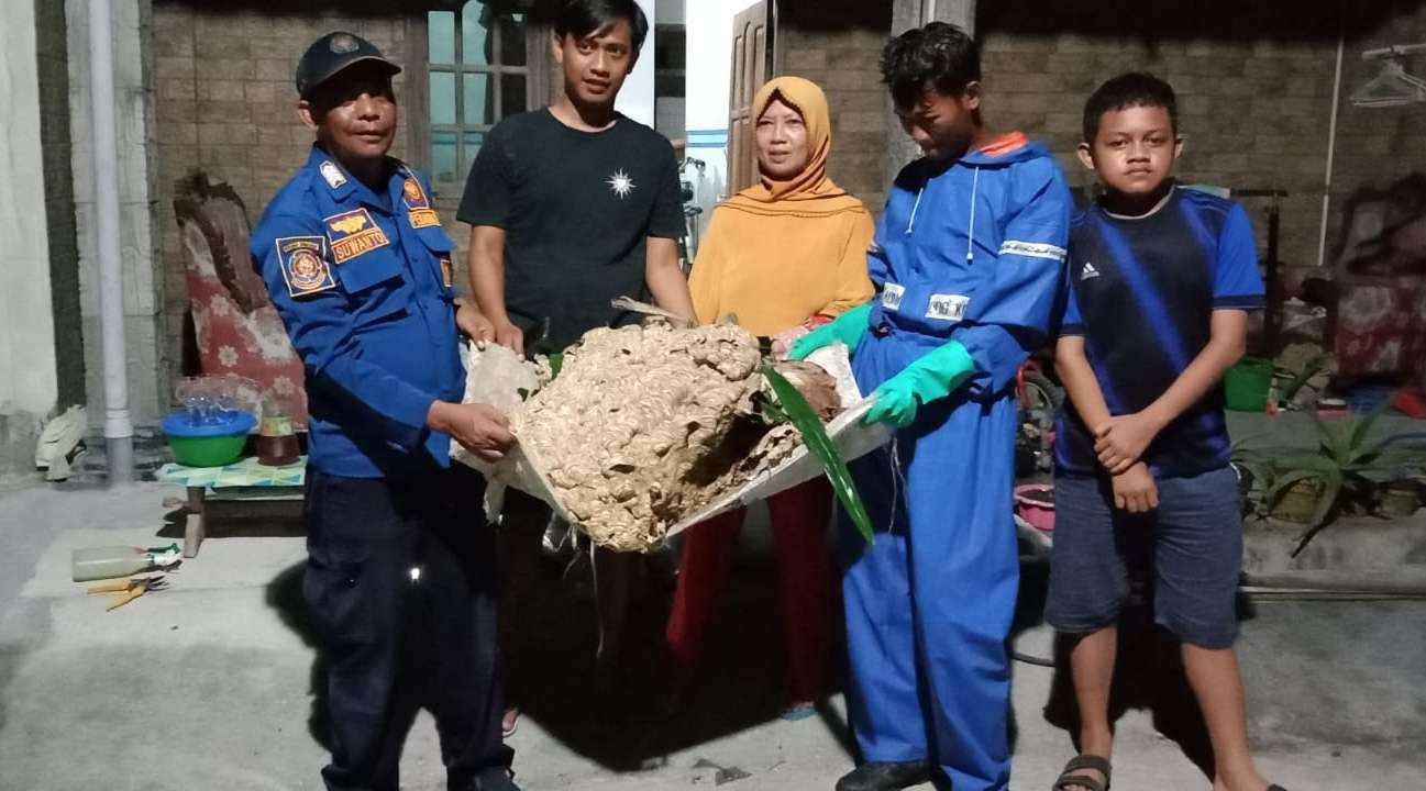 Tim.Damkar Lamongan dengan hasil tangkapannya, sarang tawon vespa avanis. (Foto: Dok. Damkar Lamongan)