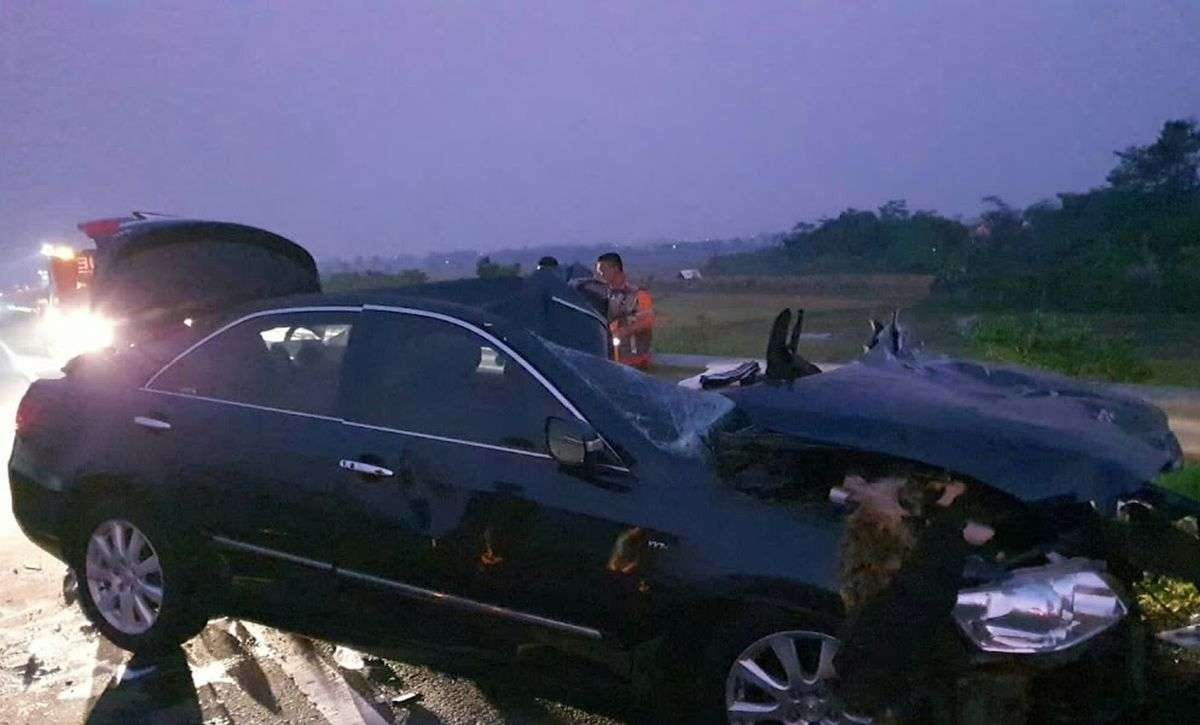 Sedan yang ditumpangi keluarga Syabda yang mengalami kecelakaan di Tol Pemalang. (Foto: Ant)