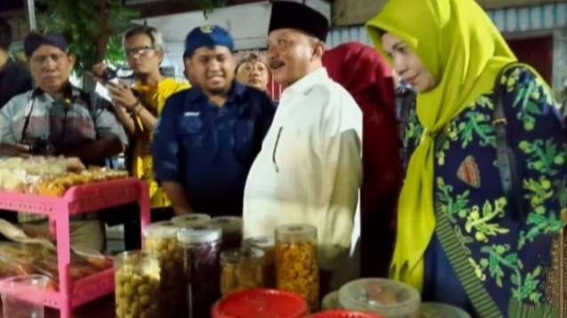 Bupati Situbondo Karna Suswandi meninjau gelaran car free night (CFN) Ramadan 1444 H. Tujuannya memfasilitasi pelaku UMKM kuliner menjual produknya. (Foto: Diskominfo Bondowoso)