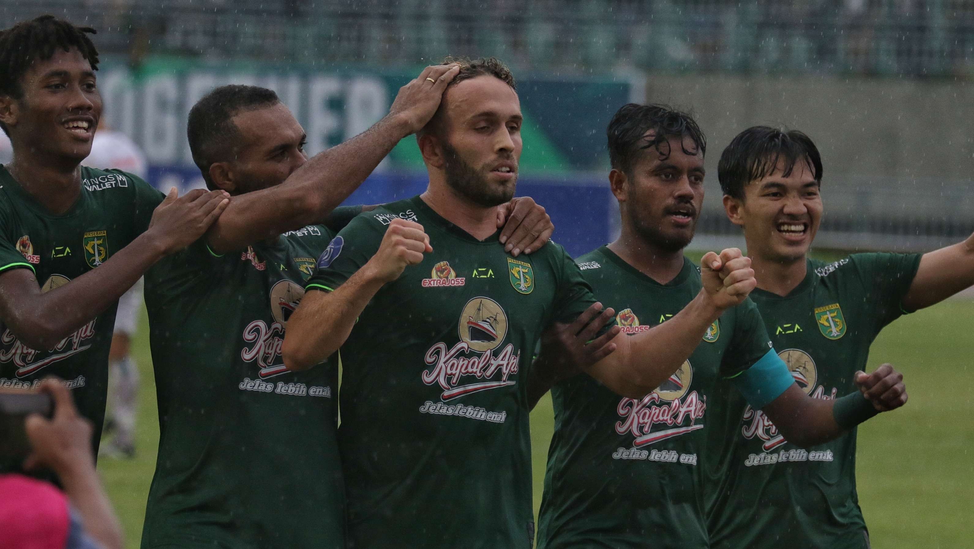 Pemain Persebaya merayakan gol Ze Valente saat melawan PSS Sleman. (Foto: Fariz Yarbo/Ngopibareng.id)