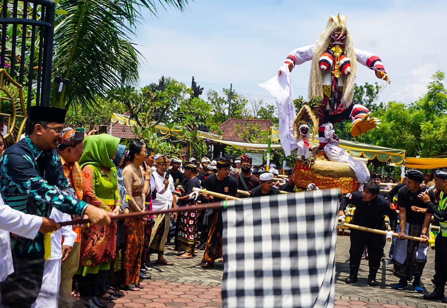 Bupati Sidoarjo saat memberangkatkan kirab ogoh-ogoh. (Foto: Aini Arifin/Ngopibareng.id)