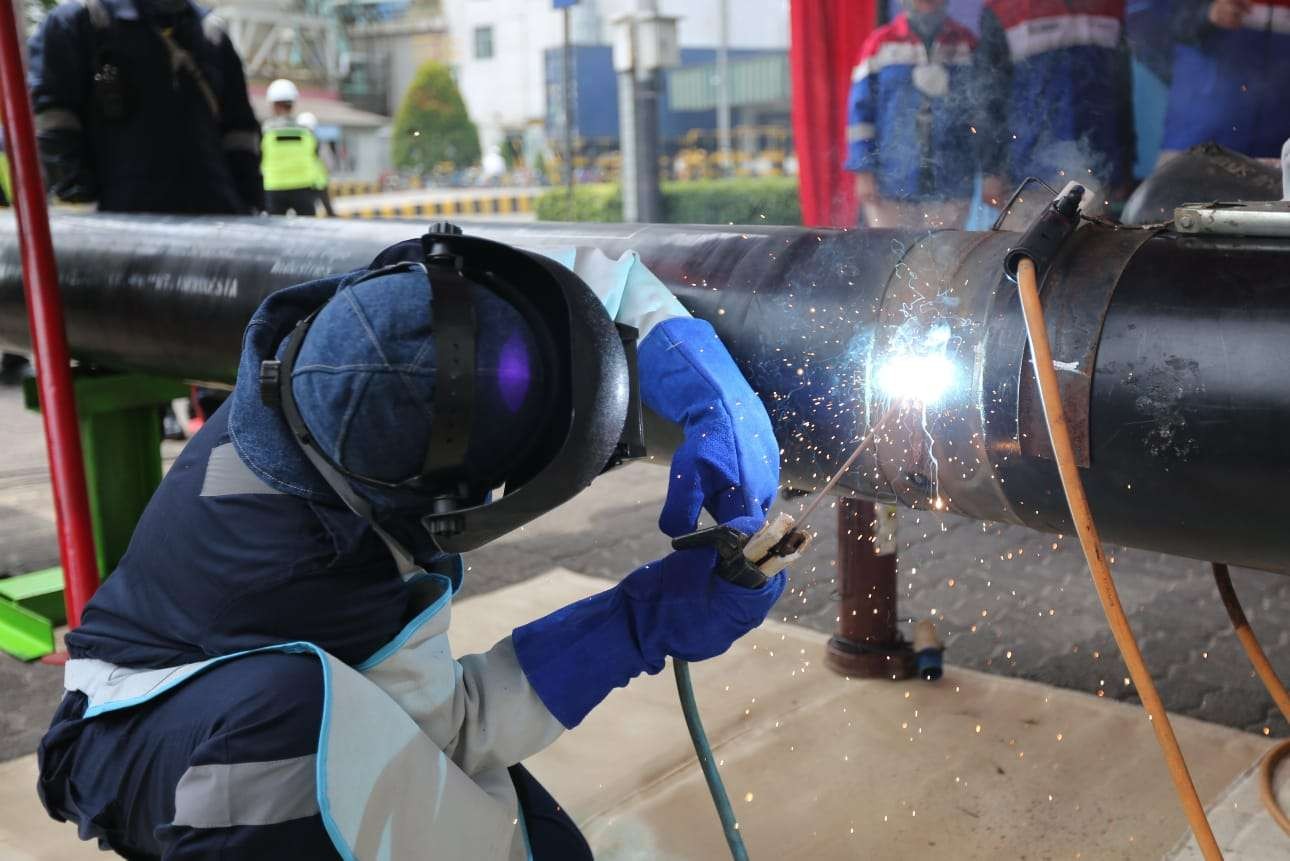 PGN lakukan First Welding untuk peningkatan pemenuhan gas bumi untuk FajarPaper. (Foto: dok. PGN)