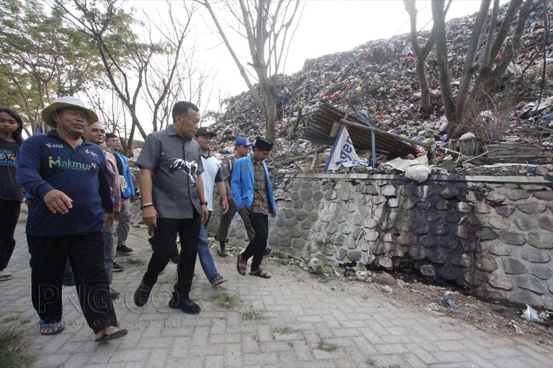 Bupati Ponorogo Sugiri Sancoko saat memantau langsung sampah gunungan di TPA Mrican, Selasa 21 Maret 2023 (Foto: istimewa)