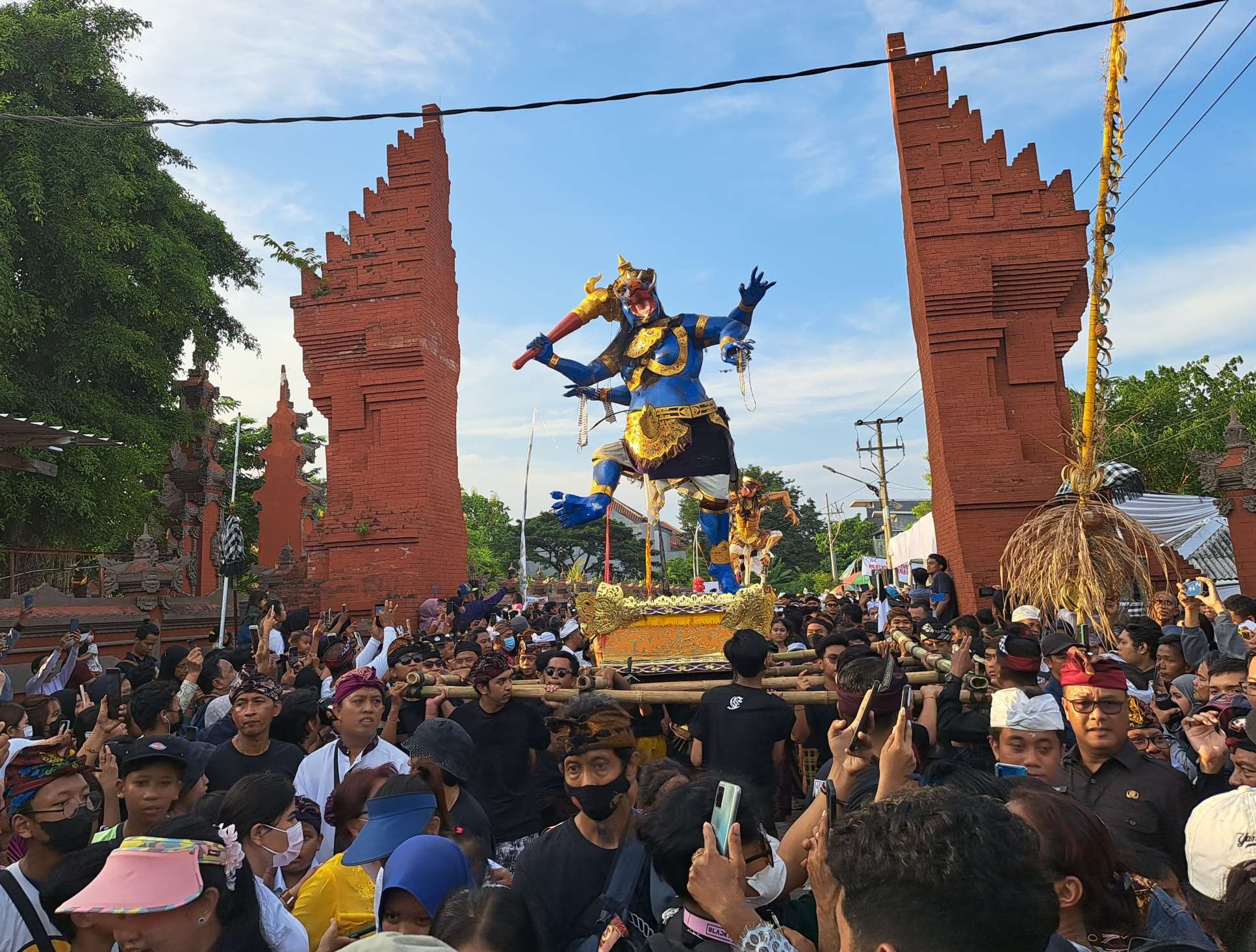 Pawai ogoh-ogoh yang dilakukan di Pura Segara, Kenjerab sore ini. (Foto: Pita Sari/Ngopibareng.id)