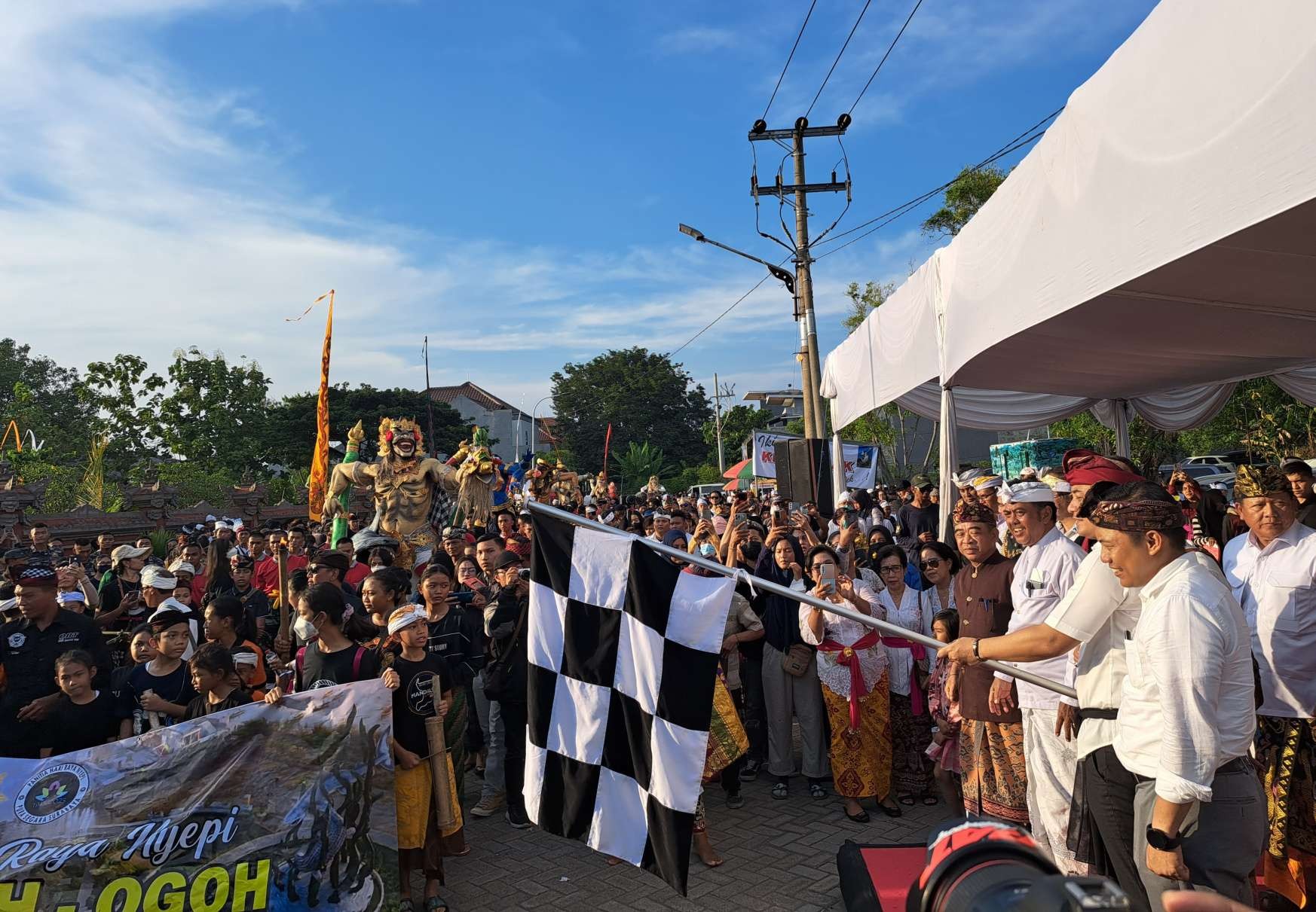 Walikota Surabaya, Eri Cahyadi saat melepas pawai ogoh-ogoh di Pura Segara, Kenjeran. (Foto: Pita Sari/Ngopibareng.id)