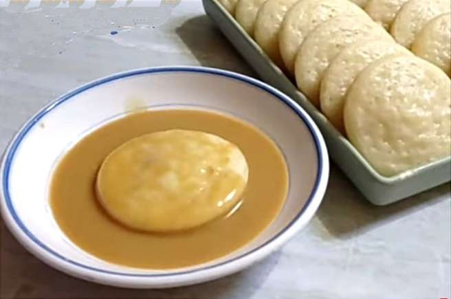 Apen Koa Bondowoso, kuliner tradisional dinantikan penggemarnya untuk takjil berbuka puasa. (Foto: Guido/Ngopibareng.id)