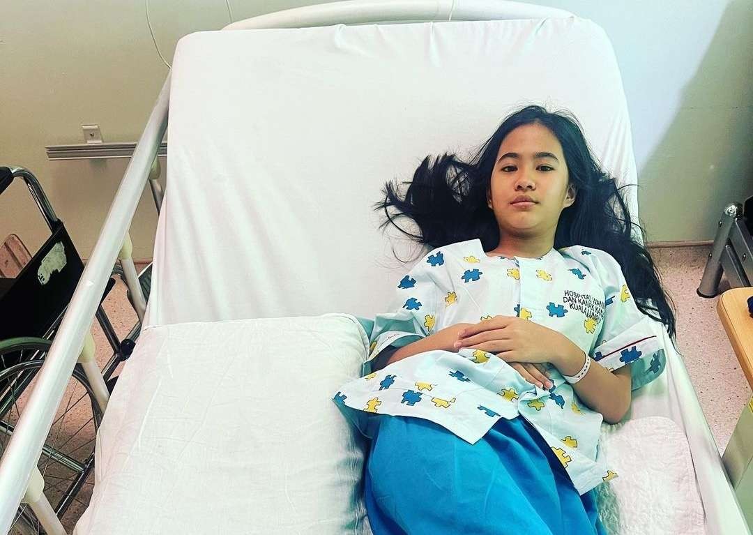 Artis cilik Malaysia, Puteri Rafasya lumpuh akibat prank tarik kursi di lokasi syuting. (Foto: Instagram @puterirafasya1)