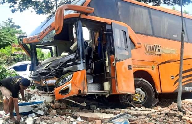 Bodi depan bus penumpang jurusan Bali-Madura ringsek, usai menabrak pagar tembok TPU Desa Wringinanom Panarukan Situbondo. (Foto: Satlantas Polres Situbondo)