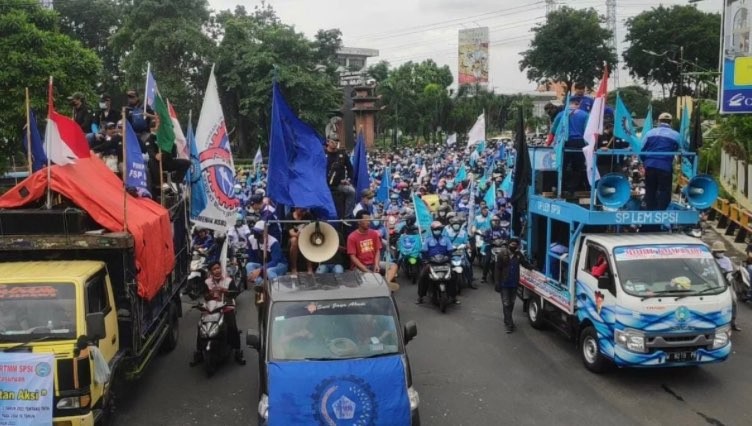 DPR RI sahkan Perppu Cipta Kerja jadi UU, Buruh Jatim sebut lawan putusan MK. (Foto: Andhi Dwi/Ngopibareng.id)