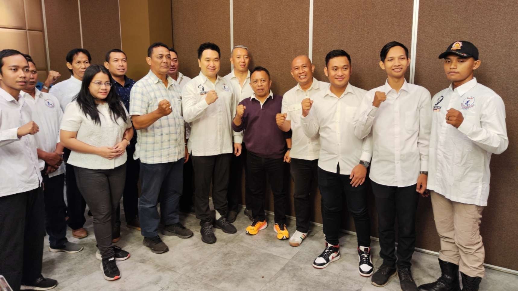 Ketua Muaythai Jatim, Baso Juherman (lima dari kanan) usai melantik jajaran pengurus MI Surabaya, Selasa 21 Maret 2023. (Foto: Fariz Yarbo/Ngopibareng.id)