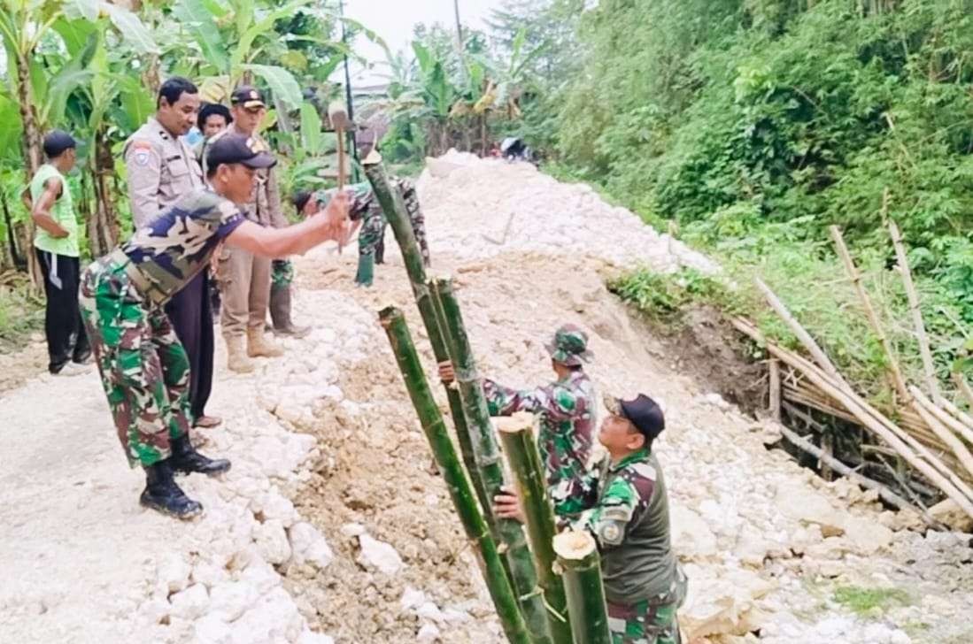 Lokasi jalan longsor akibat hujan deras yang terjadi pada Senin 20 Maret 2023 sore sekitar pukul 17.00 WIB di Kecamatan Tambakrejo.(Foto: dok. Kodim Bojonegoro)