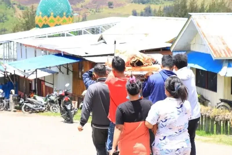 Jenazah Irwan yang berprofesi sebagai tukang ojek, Rabu (22/3), korban penembakan KKB tampak dibawa ke rumah duka, Ilaga, Kabupaten Puncak, Papua Tengah. (Foto: Ant)