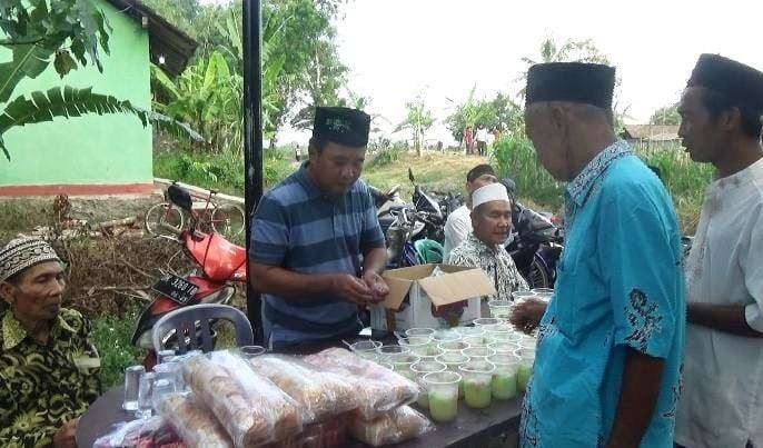 Sejumlah peziarah mengambil jajanan berupa es buah dan klepon, usai melakukan ziarah. (Foto: Istimewa)