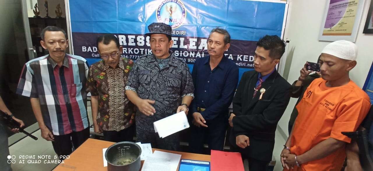 Sembunyikan sabu seberat 5,1 gram di dalam baskom tempat untuk memasak nasi, pria Kelurahan Gayam, Kecamatan Mojoroto, Kediri, ditangkap.(Foto: Fendi Lesmana/ngopibareng.id)