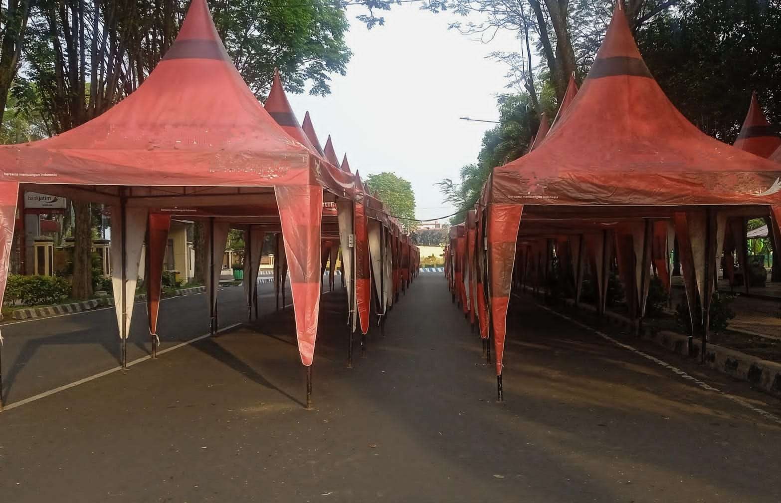 Para pelaku UMKM mulai Kamis 23 Maret 2023 sore menjajakan produknya di ratusan tenda Bazar Ramadan 2023 di kawasan Alun-alun RBA Ki Ronggo Bondowoso.(foto: guido/ngopibareng.id)