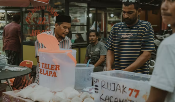 Pasar takjil dadakan. Presiden Joko Widodo melarang pejabat buka bersama. Namun larangan tidak diberikan pada masyarakat umum. (Foto: Unsplash)