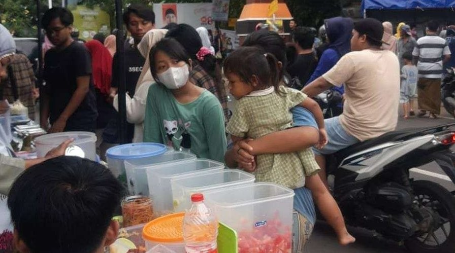 Salah satu penjual makanan dan minuman (mamin) takjil di tepi Jalan HOS. Tjokroaminoto, Kota Probolinggo. (Foto: Ikhsan Mahmudi/Ngopibareng.id)