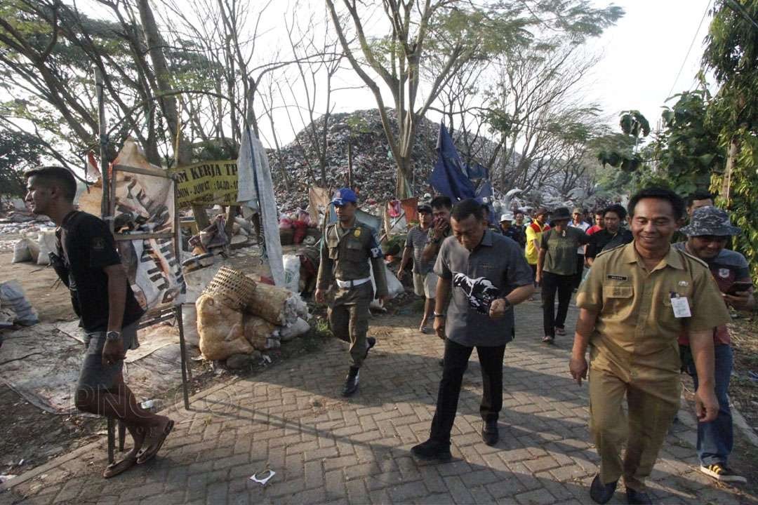 Bupati Ponorogo Sugiri Sancoko, saat mengunjungi di Tempat Pembuangan Akhir (TPA) Mrican, pada 20 Maret 2023. (Foto: Kominfo Ponorogo)