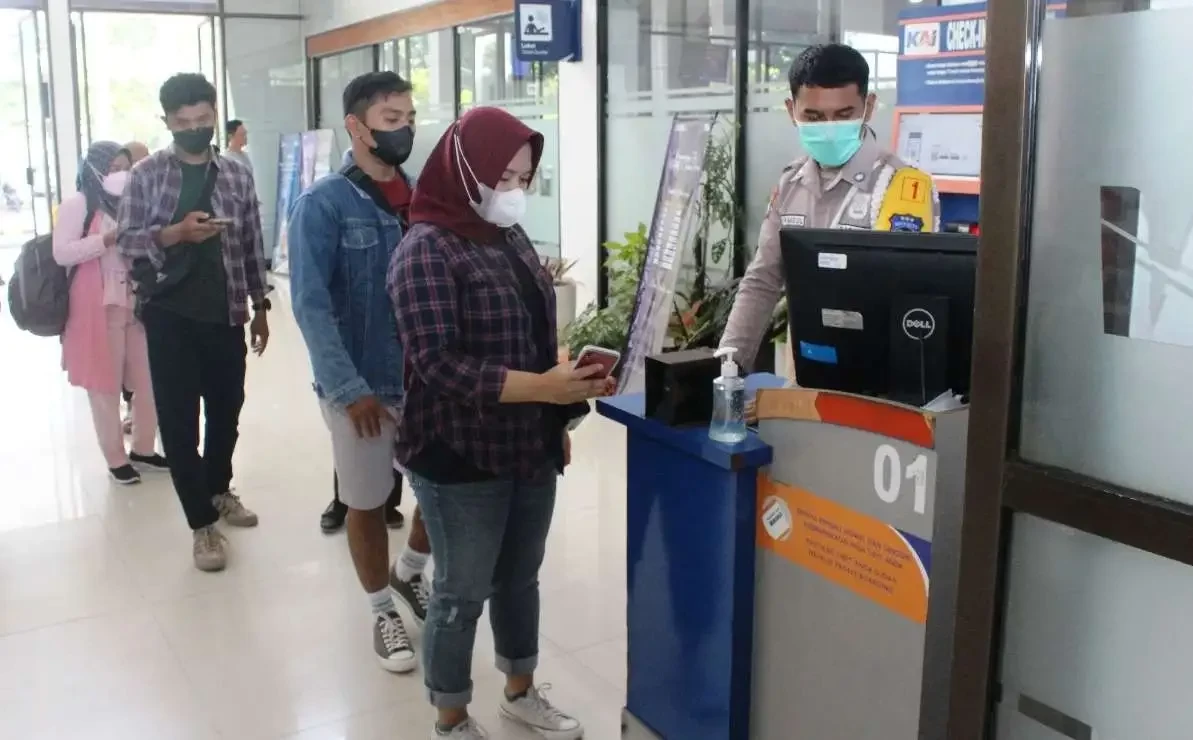 Calon penumpang kereta api melakukan boarding pas di Stasiun (Foto; istimewa)