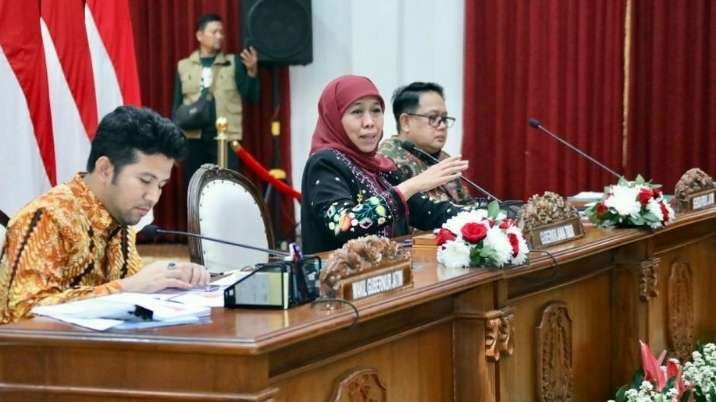 Gubernur Jatim, Khofifah Indar Parawansa (tengah) saat memimpin rakor di Gedung Negara Grahadi, Surabaya, Kamis 23 Maret 2023 malam. (Foto: Humas Prov Jatim)