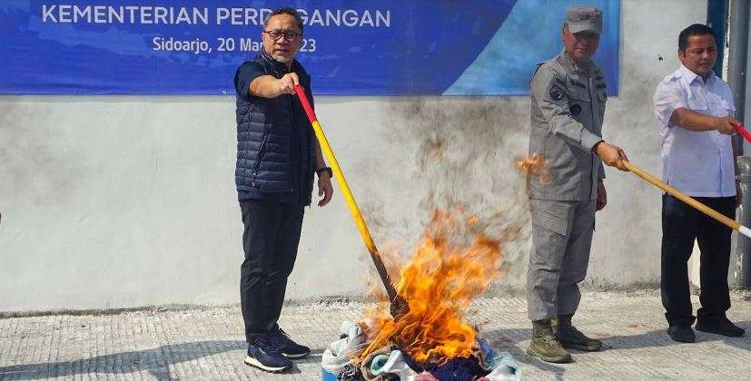 Menteri Perdagangan (Mendag) Zulkifli Hasan (Zulhas) memusnahkan baju bekas impor senilai Rp10 miliar di komplek pergudangan Jaya Park, Balongbendo, Sidoarjo, Jawa Timur. (Foto: Aini Arifin/Ngopibareng.id)