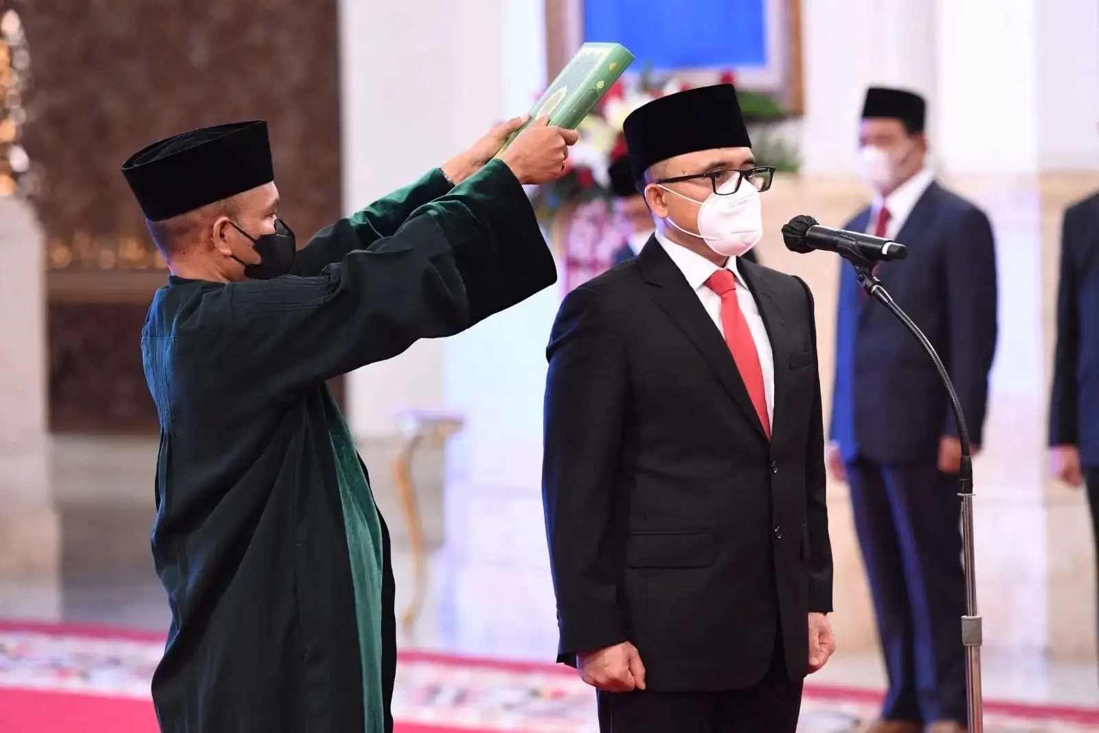 Menteri Pemberdayaan Aparatur Negara dan Reformasi Birokrasi Abdullah Azwar Anas saat mengucapkan sumpah (Foto: dok. BPMI Setpres)