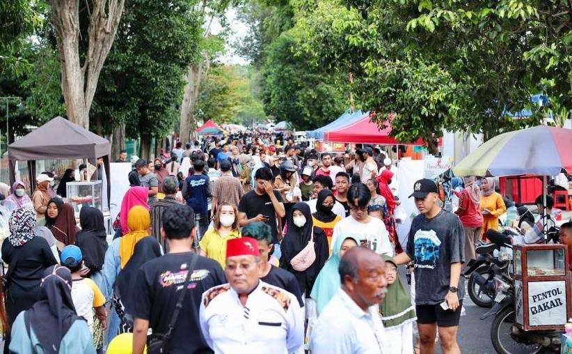 Ratusan orang menyerbu pasar takjil di Jalan Letjend Sutoyo, Banyuwangi. (Foto: Humas Pemkab Banyuwangi)