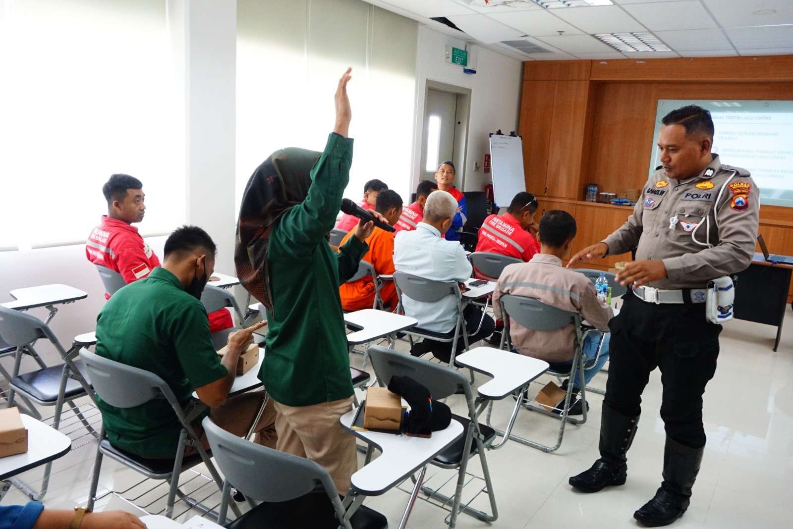 Satlantas Polres Bojonegoro memberikan materi tertib lalu lintas. (Foto: Humas Pertamina)