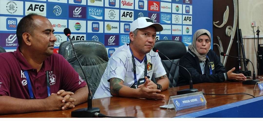 Datang ke Stadion, Gading Martin apresiasi enam kemenangan Persik Kediri. (Foto: Fendhy Plesmana/Ngopibareng.id)