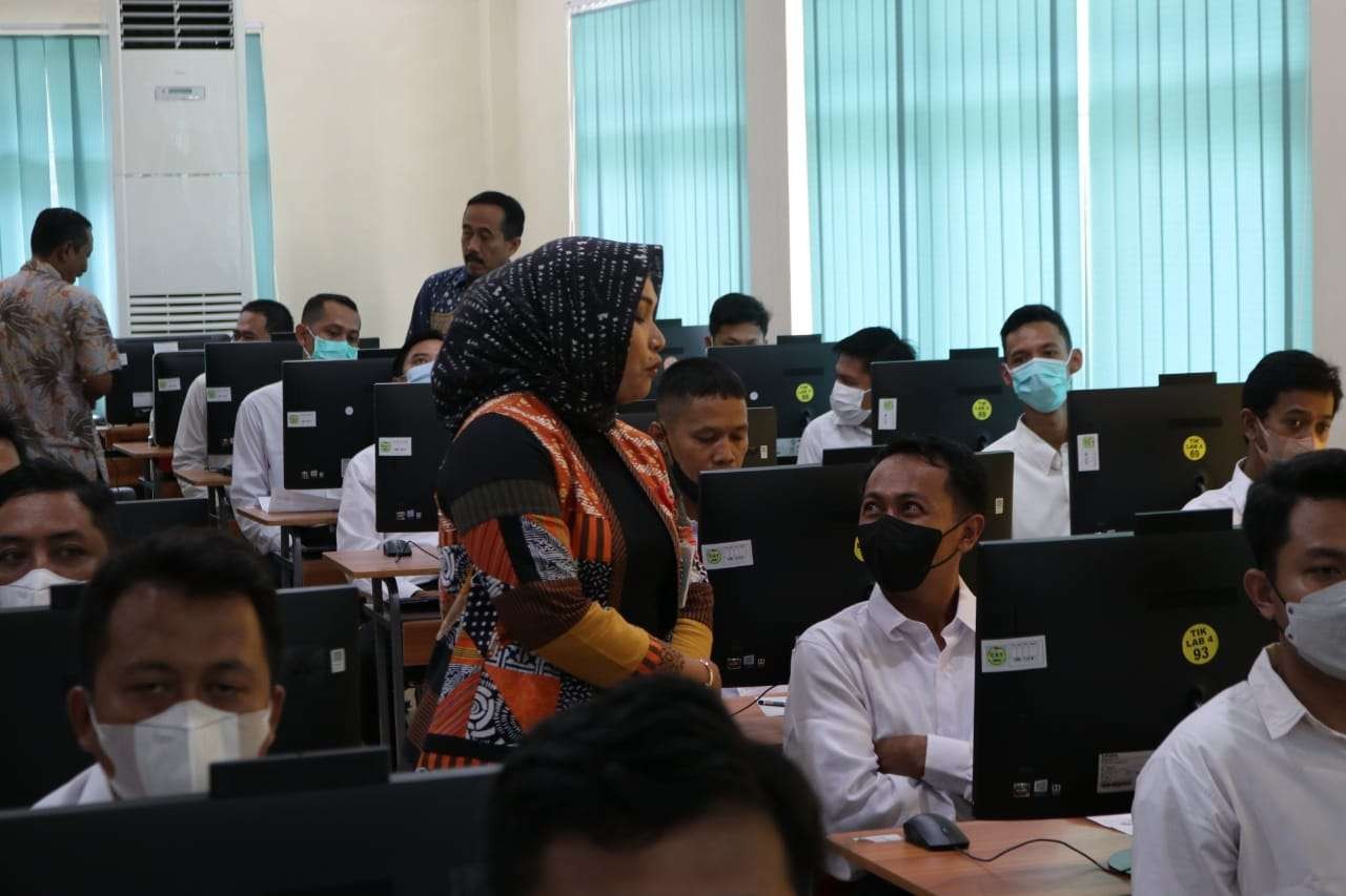 Wakil Bupati Blora Tri Yuli Setyowati, saat meninjau pelaksanaan uji kompetensi berbasis CAT di UNS pada Kamis 22 Maret 2023 (Foto: Humas Pemkab Blora)