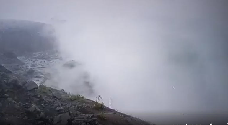 Lahar dingin dan panas keluar dari kawah Semeru, pada Jumat 24 Maret 2023. Sejumlah video tentang aliran lahar, viral di media sosial. (Foto: Twitter @Kelumajang)