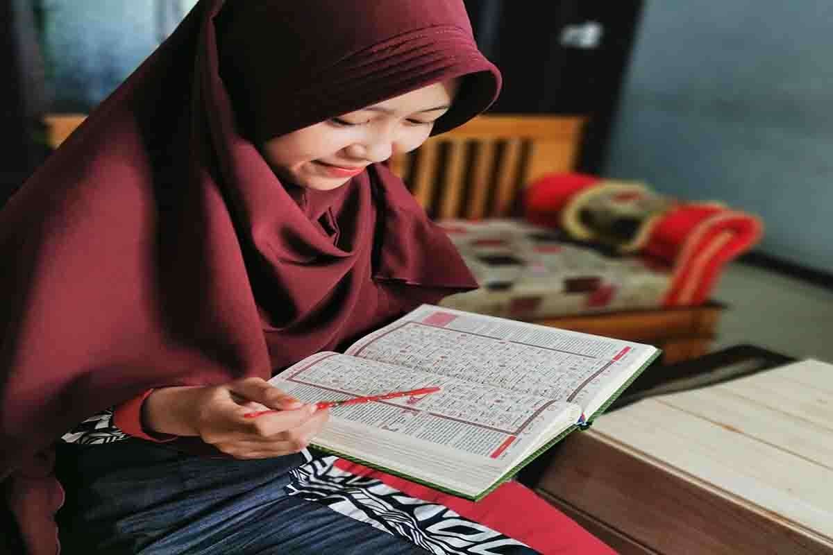 Mengaji Al-Quran lebih diutamakan mengisi waktu-waktu bulan Puasa. (Foto: dok/ngopibareng.id)