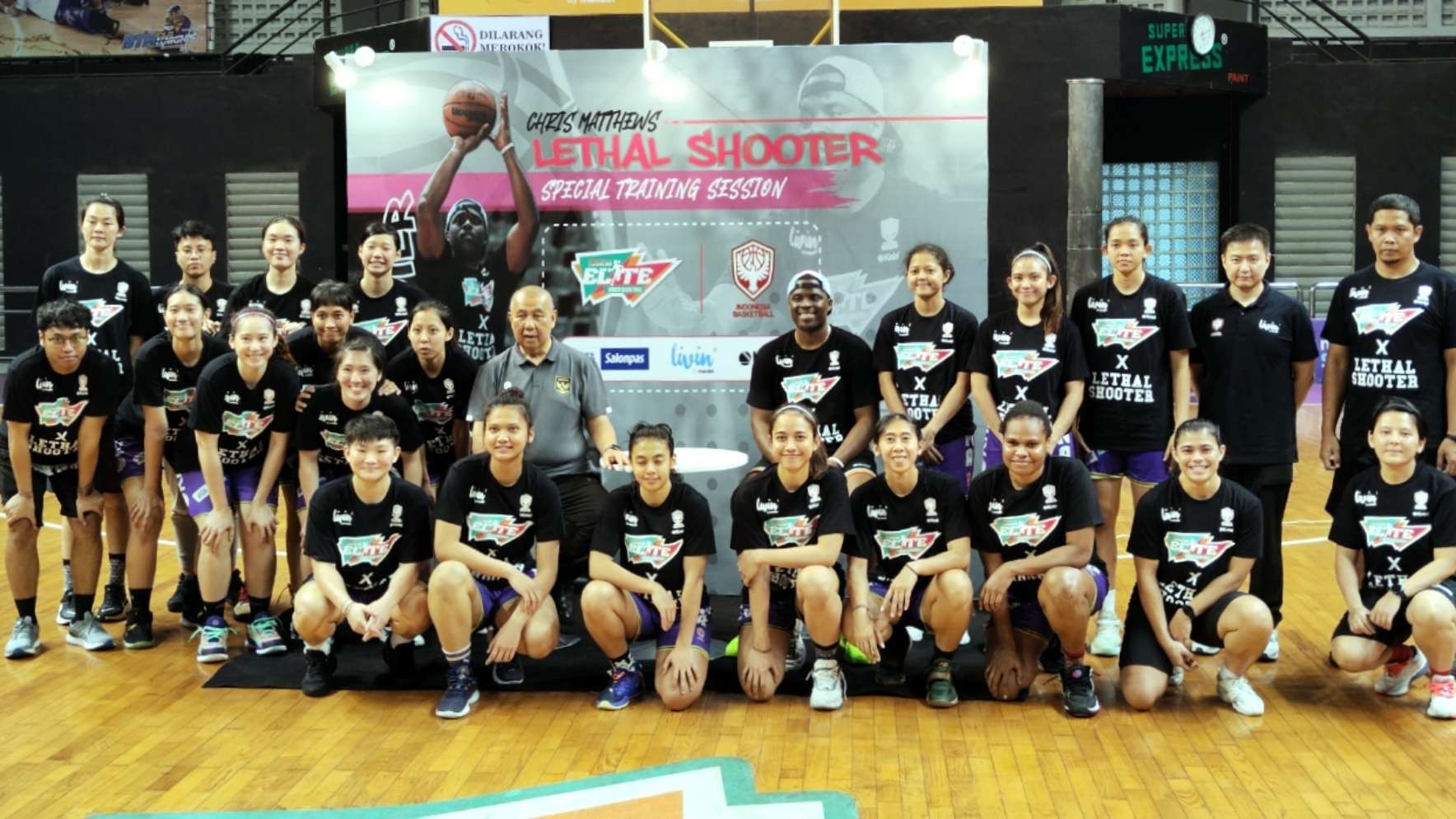 Ketua PP Perbasi, Danny Kosasih (tengah) bersama Chris Matthews dan Timnas Basket Putri di Surabaya. (Foto: Fariz Yarbo/Ngopibareng.id)