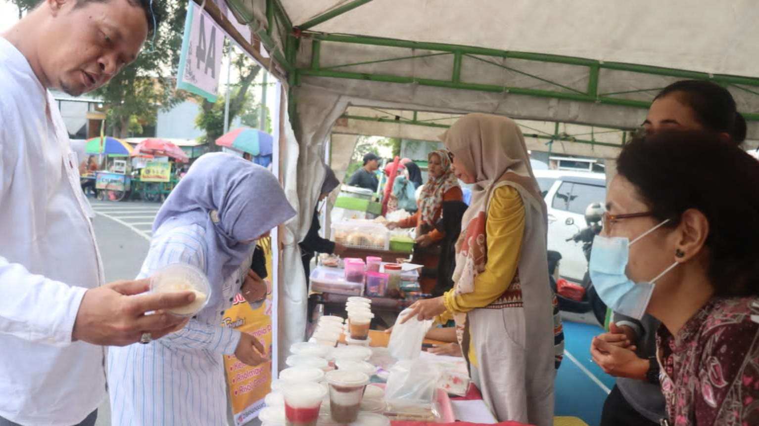 Tenda kuliner melayani pembeli menu buka puasa. (Foto: Humas Pemkab Blora)