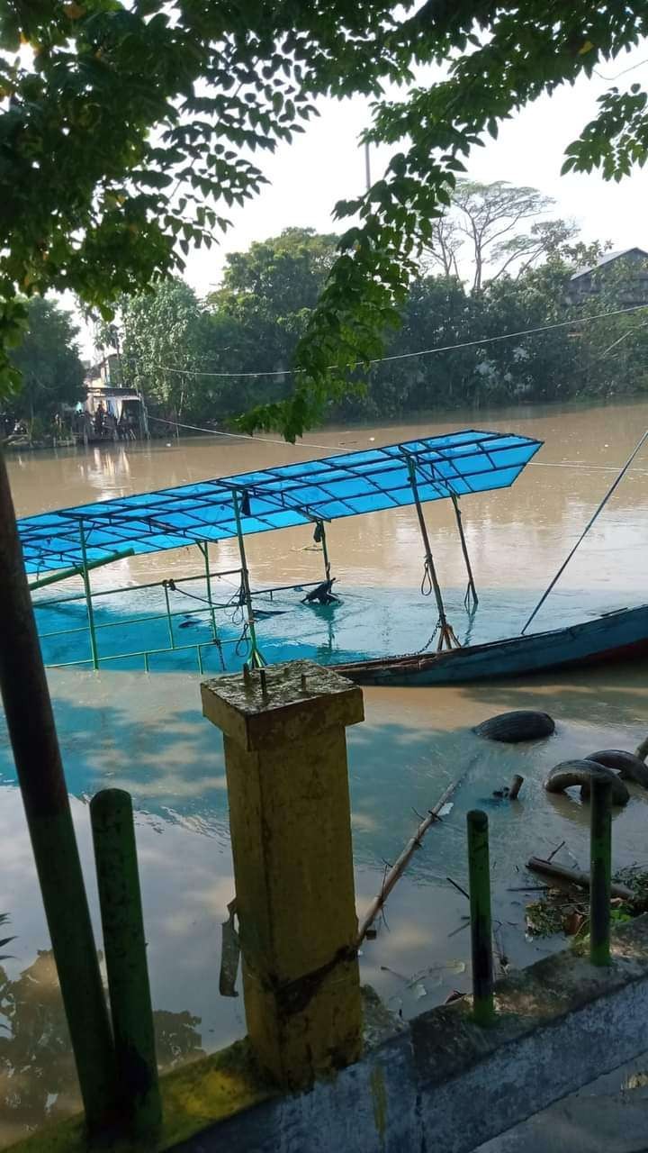 Perahu tambang yang menyeberang di Kemlaten, Karang Pilang, Surabaya, terbalik pada Sabtu, 25 Maret 2023. (Foto: ist)