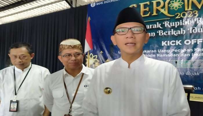 Plh Bupati Jember Gus Firjaun saat mengingatkan warga agar terhindar dari riba saat menukar uang (Foto: Rusdi/Ngopibareng.id)