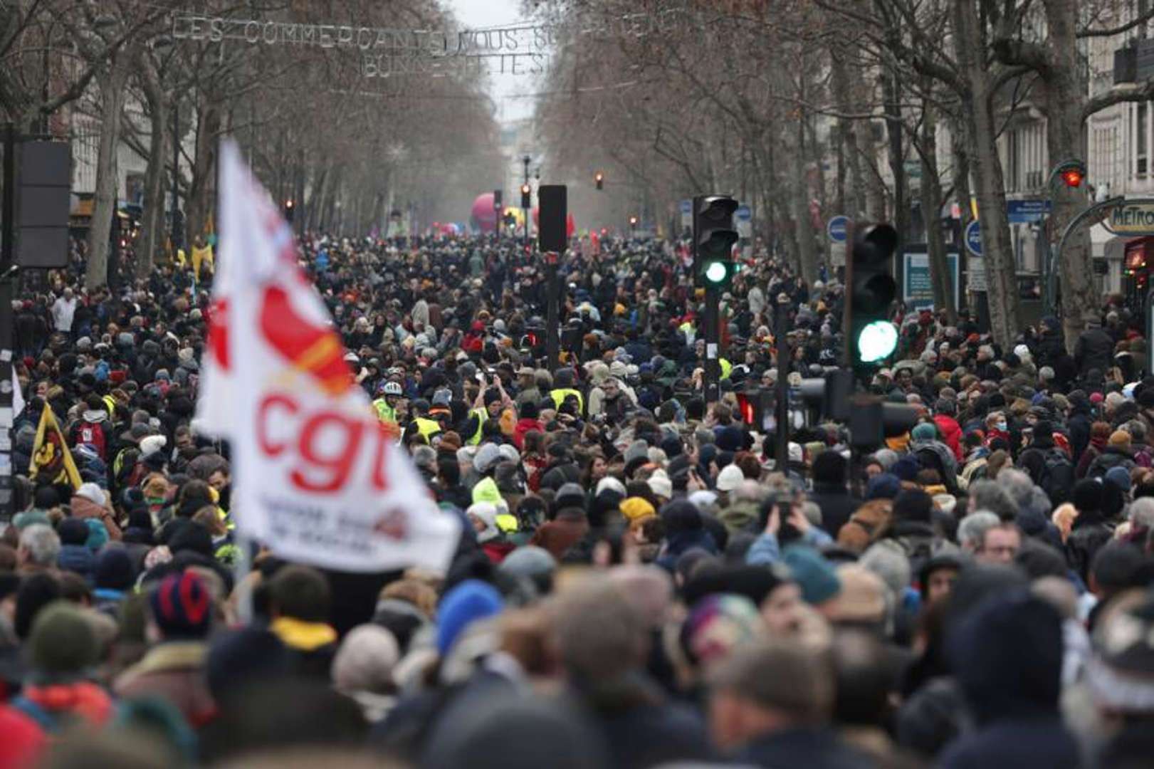 Para pengunjuk rasa berbaris selama demonstrasi menentang perubahan pensiun, Kamis, 19 Januari 2023 di Paris. Para pekerja di banyak kota Prancis turun ke jalan pada Kamis untuk menolak usulan perubahan pensiun yang akan menunda usia pensiun, di tengah hari pemogokan dan protes nasional yang dipandang sebagai ujian besar bagi Emmanuel Macron dan kepresidenannya. (Foto: AP Photo)