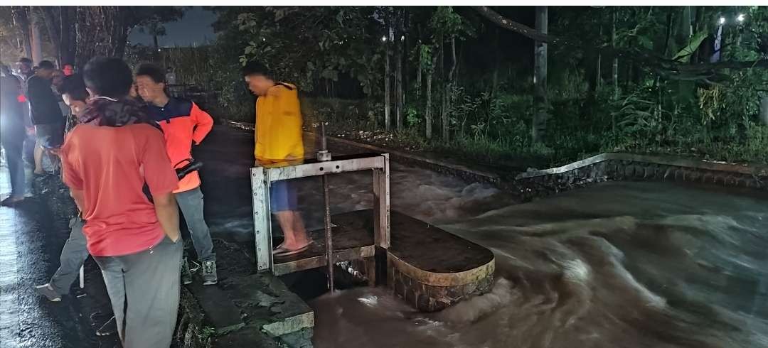 Satu Keluarga Hanyut di Sungai Pakunden Kediri, 2 kakak beradik belum ditemukan. (Foto: Fendhy Plesmana/Ngopibareng.id)