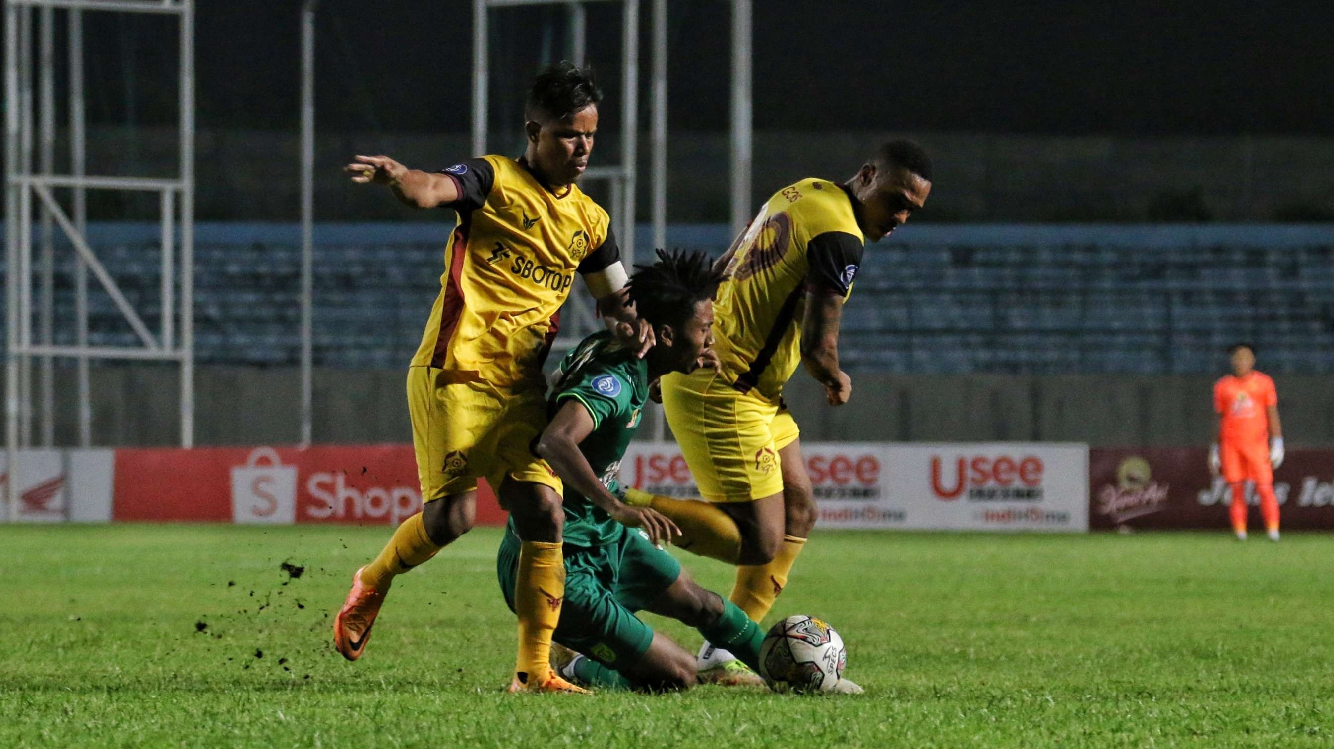 Pemain Persebaya, Alta Ballah (tengah) dihadang dua pemain Persikabo dalam laga di Stadion Gelora Joko Samudro, Gresik, Sabtu 25 Maret 2023. (Foto: Fariz Yarbo/Ngopibareng.id)