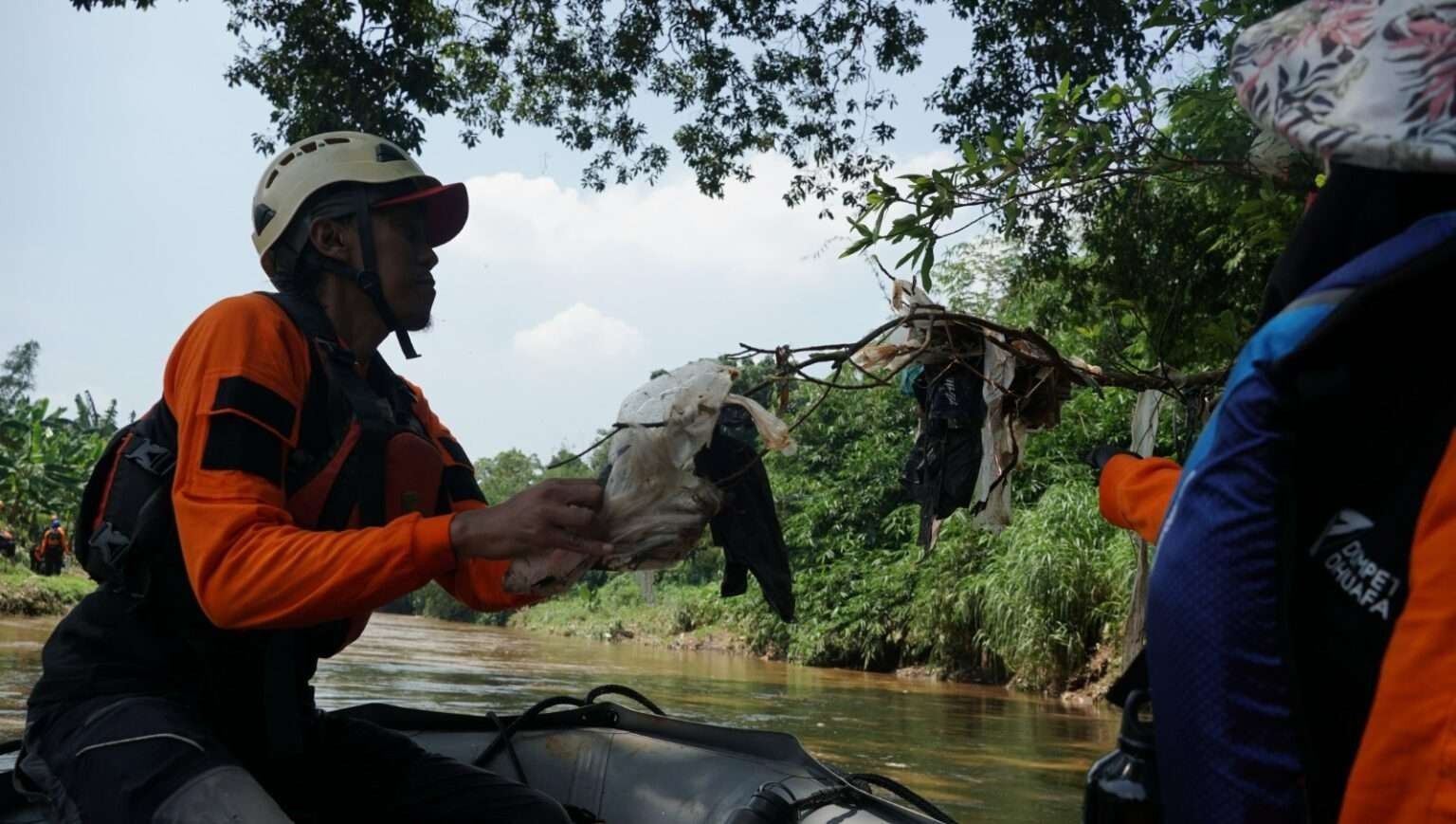 Para aktivitas peduli sampah saat memunguti sampah dari Sungai Ciliwung. (Foto: Dompet Dhuafa)