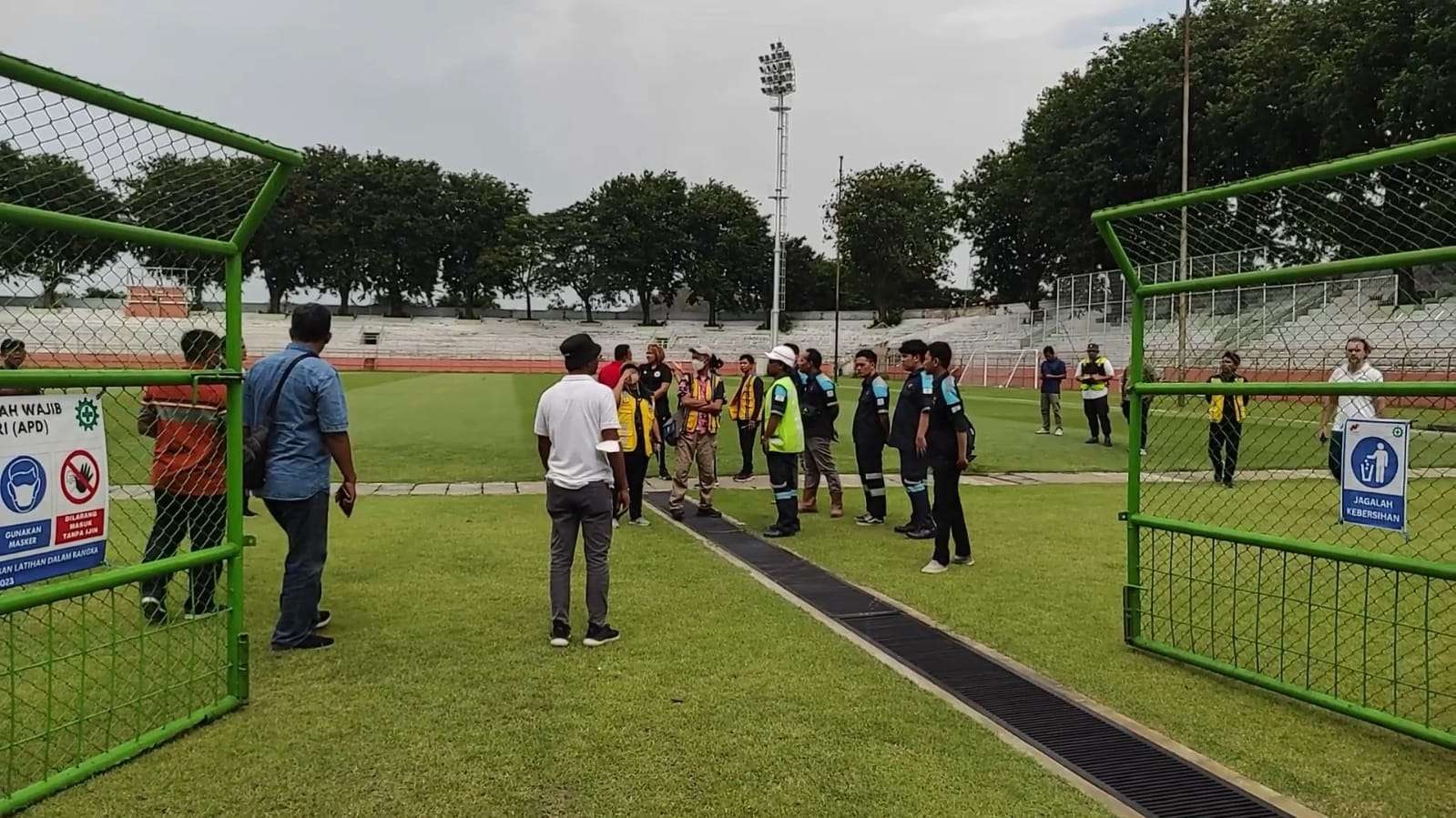 Delegasi FIFA bersama Pemkot Surabaya meninjau kesiapan Stadion Gelora 10 November, Surabaya, Minggu 26 Maret 2023. (Foto: Pemkot Surabaya)