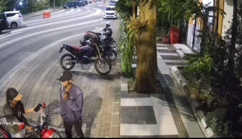 Dua pelaku pencuri motor di kantor eks Humas Pemkot Surabaya (Foto: dok. CCTV)