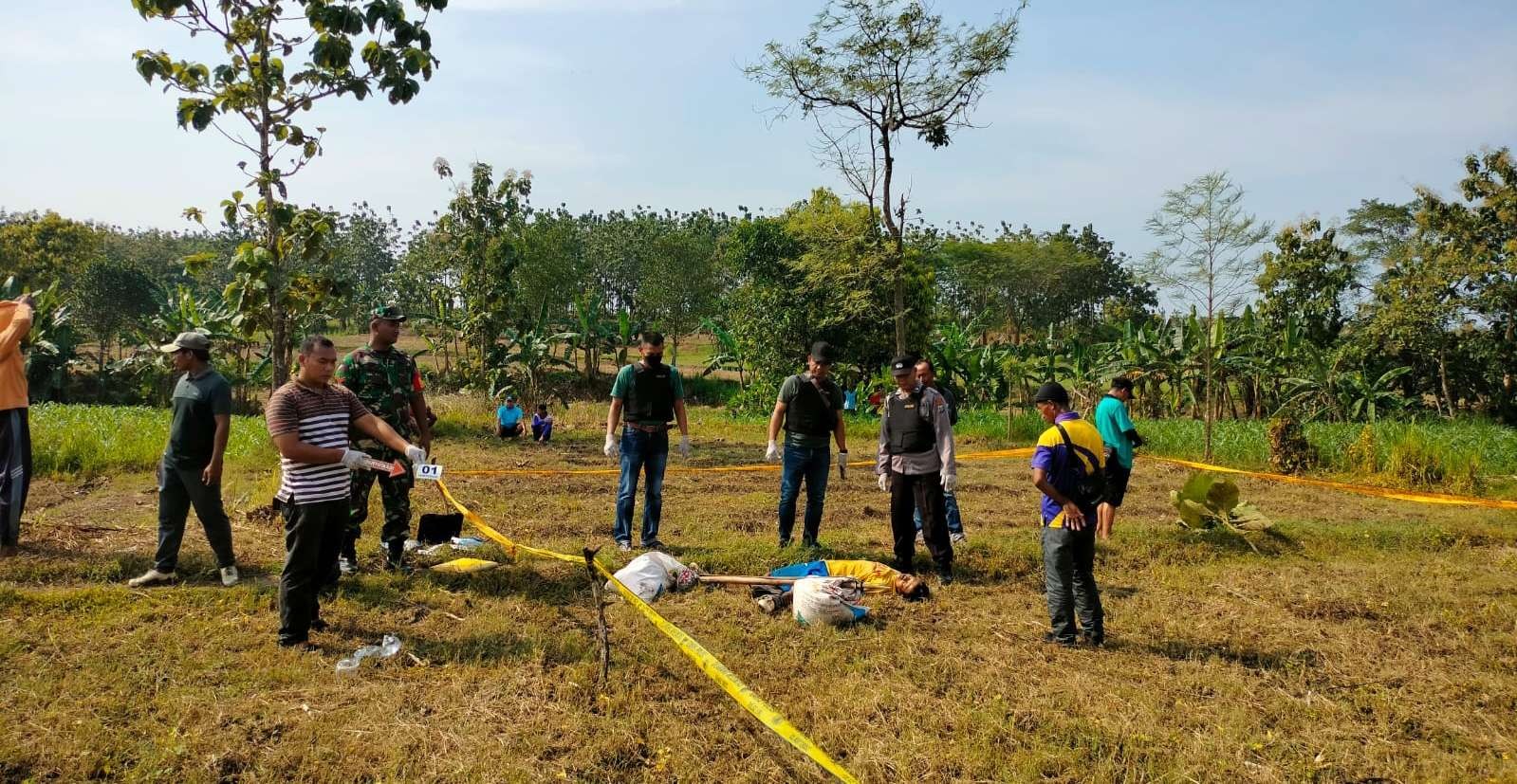 Petugas dari kepolisian Polsek Bangilan, Polres Tuban sedang melakukan olah tempat kejadian perkara (Foto: dok. Polsek Bangilan)