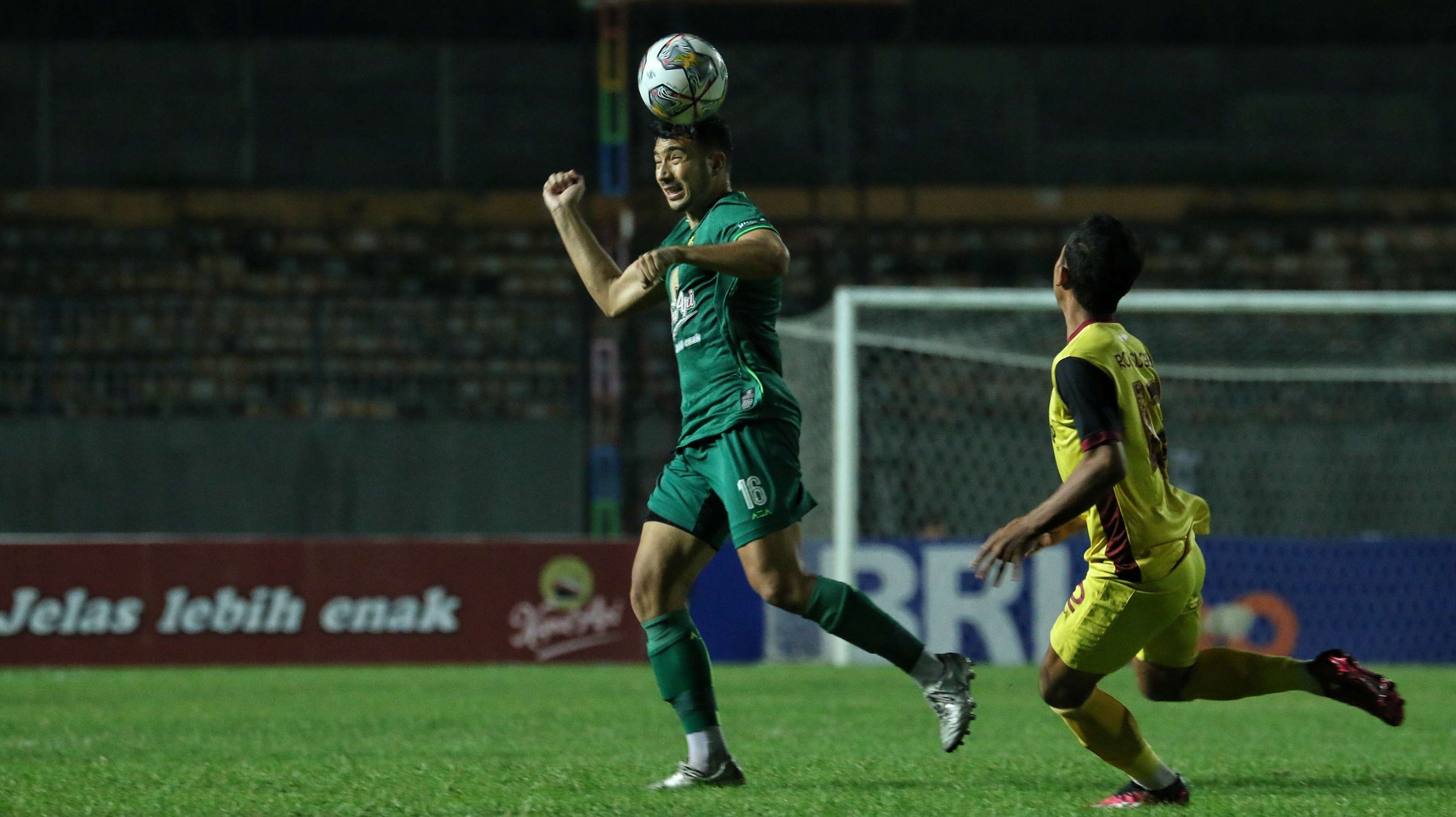 Pemain Persebaya, George Brown (hijau) saat mengantisipasi serangan Persikabo. (Foto: Fariz Yarbo/Ngopibareng.id)