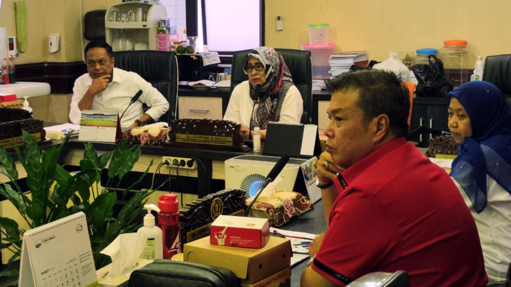 Ketua Komisi B DPRD Surabaya, Luthfiyah (tengah) bersama para anggota saat melakukan hearing terkait masalah Pasar Tunjungan di Gedung DPRD Surabaya. (Foto: Fariz Yarbo/Ngopibareng.id)