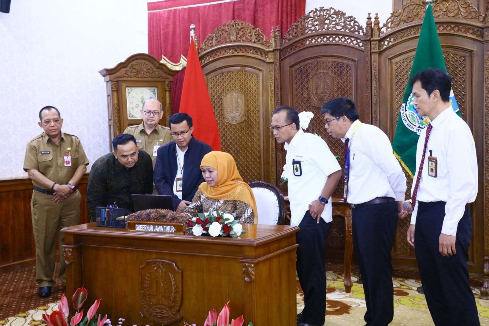 Gubernur Jatim, Khofifah Indar Parawansa didampingi Kanwil Pajak I Surabaya melakukan pelaporan SPT tahunan di Gedung Negara Grahadi, Surabaya, Senin 27 Maret 2023. (Foto: Ist)