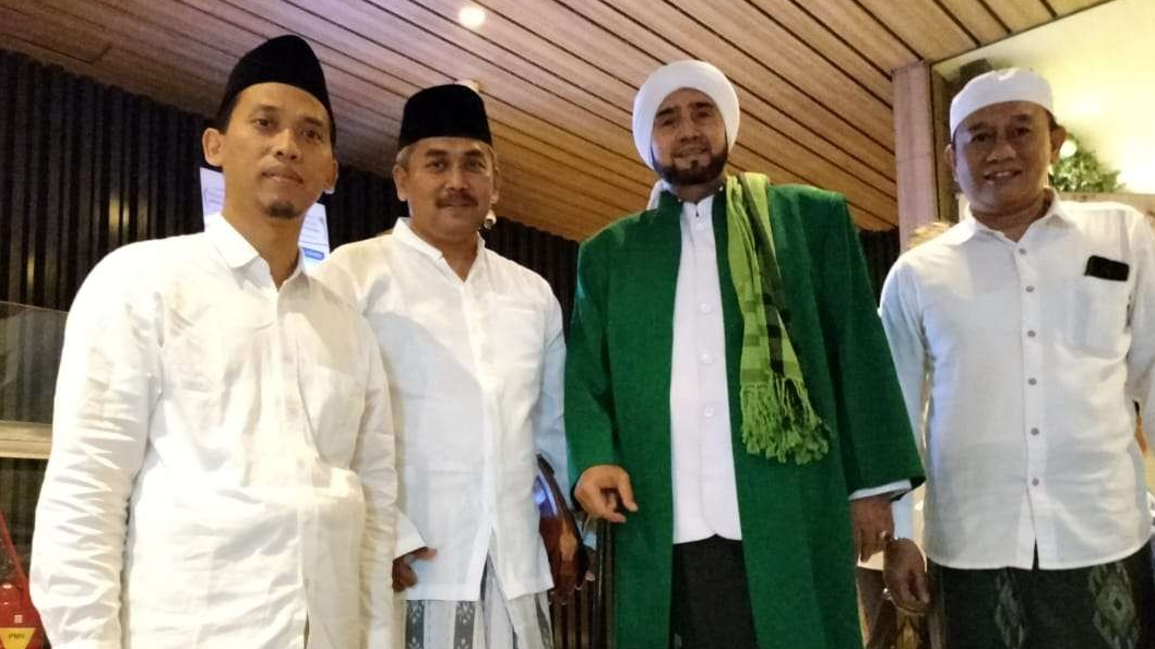 Habib Syech bin Abdul Qodir Assegar, bersama jajaran PWNU Jatim. Tampak, KH M Mughits Al-Iroqi, H M Koderi dan H Rasidi. (Foto:dok/ngopibareng.id)