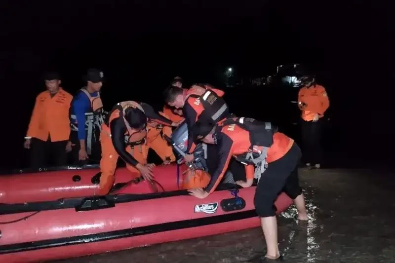 Tim Basarnas Manado berhasil selamatkan 6 nelayan. (Foto: Ant)