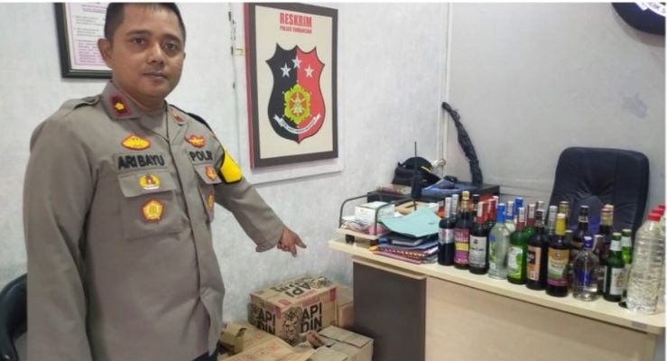 Kapolsek Tambaksari Kompol Ari Bayuaji bersama 167 botol miras. (Foto: Dokumentasi Polsek Tambaksari)